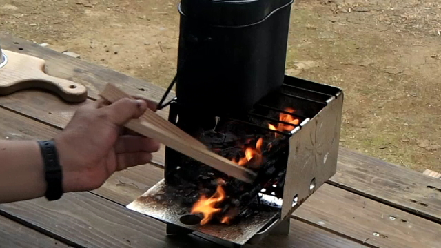 沸騰したら熾き火の弱火で飯盒のお米を炊く