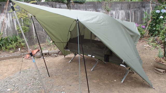 斜めから見た米軍コットと英軍蚊帳テントとタープ