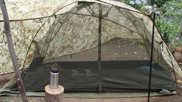 グラウンドシートに英軍蚊帳テントを置くだけ