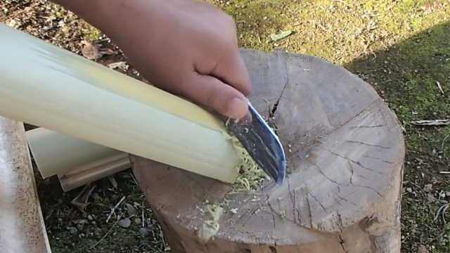 ナイフのエッジで竹を削る