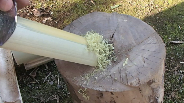 削りカスが下に溜まります。これが竹ティンダーです。