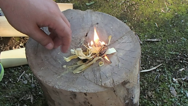 竹ティンダー（火口）と焚き付け着火完了