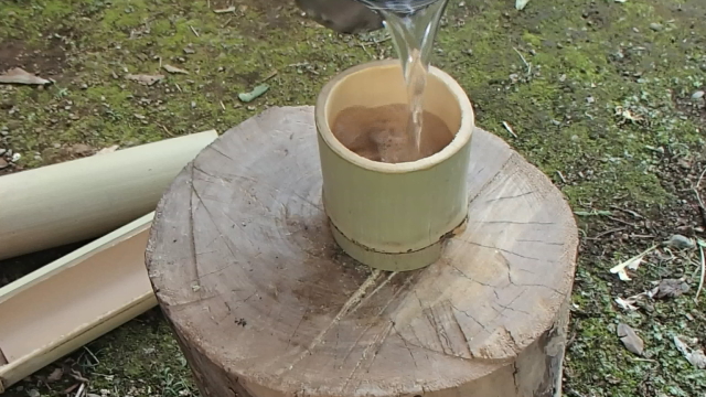 キャンティーンカップから竹湯呑みにお湯を注ぐ