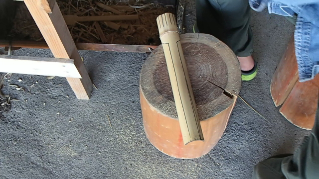 フォークの形を竹に描く