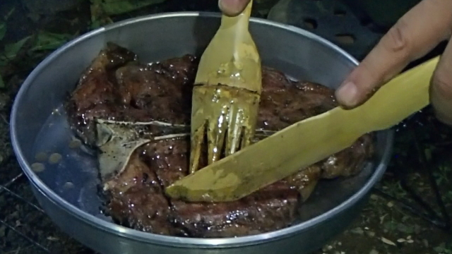 Tボーンステーキに竹フォークと竹ナイフを使う