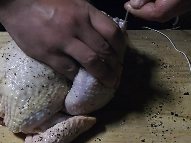 タコ糸で丸鶏を成形する
