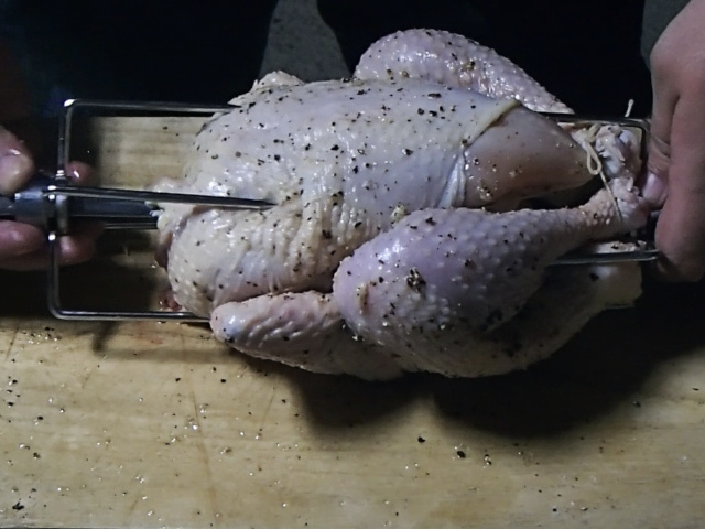 フォークで丸鶏を固定する
