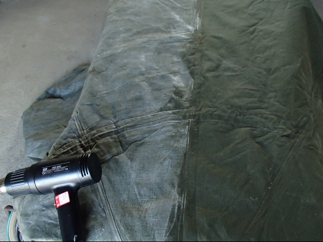 ポーランド軍テントに塗ったグリーンランドワックスを半分浸透させたところ