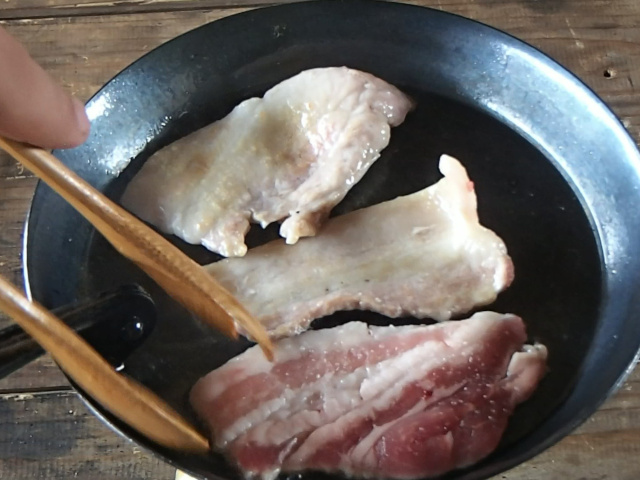 豚バラ肉を鉄フライパンで焼く