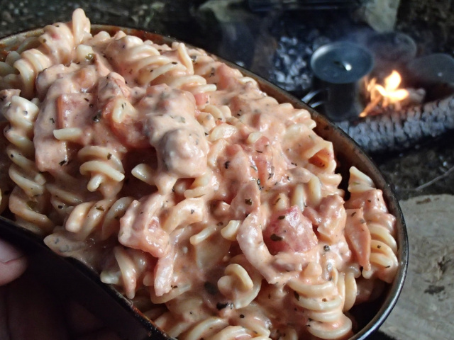 焚き火で作る飯盒パスタ　クリームチーズトマトソースのフジッリのレシピ