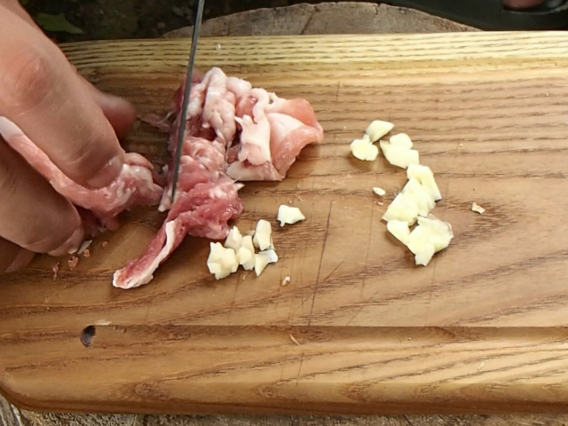 生姜、ニンニク、豚肉を切る