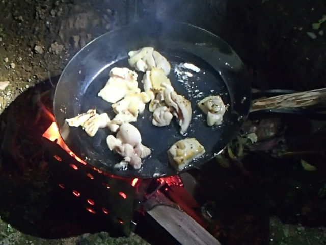 鶏肉を焚き火フライパンで炒める