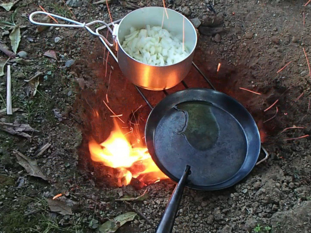 鉄フライパン（焚き火フライパン）にオリーブオイルをたらす