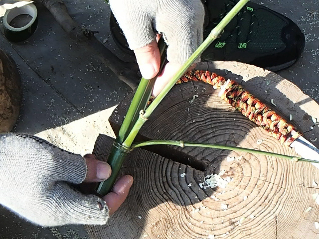 竹水筒の栓を竹の枝とかで作る
