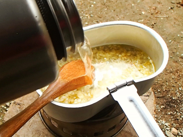 炒めたスペイン米に水を入れる