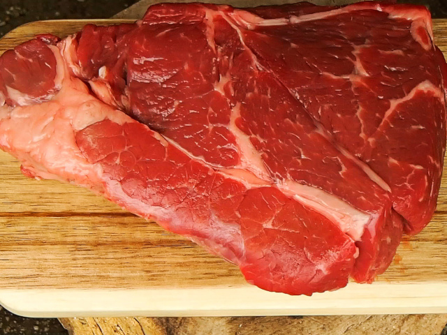 ステーキにするチャックロール（牛肩ロース）肉